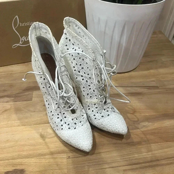 ALAÏA White laser cut lace-up ankle boots in size 39 or 8.5. - Picture 4 of 12